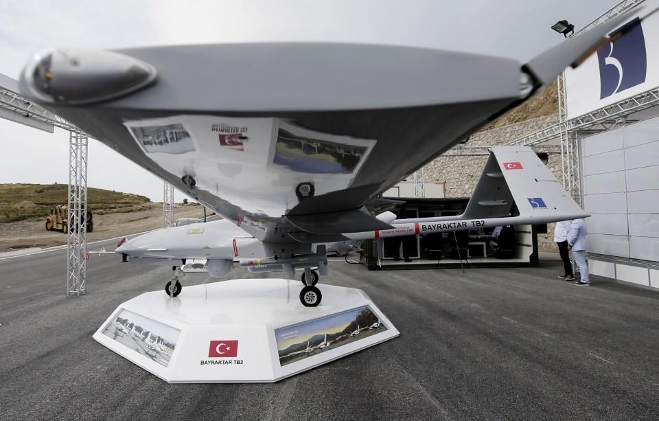 <p><strong>Bu çözümün çok önemli olduğunu vurgulayan Bayraktar, şu bilgileri verdi:</strong></p>

<p>"Dizili halde elektro optik kameraların yer aldığı özgün bir kamera podu geliştirdik. Bu podu Bayraktar TB2 üzerine entegre ettik. Pod takılı yapılan uçuş testlerinde çekilen binlerce yüksek çözünürlüklü resmi otomatik birleştiren özgün yazılımı algoritmaları oluşturuldu.  Bunu hızlı şekilde ürüne dönüştürme anlamında adım atıyoruz.</p>
