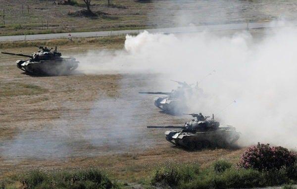 <p>İş makinası Kunduz ile mayınlar temizlenerek, tanklara yol açıldı.</p>