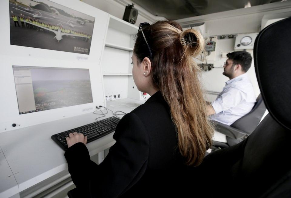 <p><strong>Üç boyutlu sanal küre İHA'larla buluşuyor</strong></p>

<p>Bayraktar, PiriReis Bilişim tarafından geliştirilen ve silahlı kuvvetlerde kullanılan coğrafi analiz sistemine yönelik çalışmalara ilişkin de bilgiler verdi.</p>

<p> Üç boyutlu sanal kürenin tüm yazılım bileşenleri ve en temel yapı taşlarıyla tamamen milli olarak geliştirildiğini vurgulayan Bayraktar, şöyle konuştu:</p>

<p>"Muadili olan Google Earth'e göre çok daha hızlı, etkin ve silahlı kuvvetlerde halihazırda binlerce kullanıcısı olan bir sistem. Network ağ tabanlı, sunucu istemci mimarisiyle çalışan bir sistem. Bu sistemi İHA'lar üzerine entegre ettik. Bu sistemin İHA modülünü birlikte geliştirdik. Bu sistemle birlikte özellikle bizim şu anki merkezi komuta kontrol yerlerinde çoklu İHA sistemlerinin takibi, görev rotaları, hedeflerin takibi, arşivlenmesi, coğrafi bilgi sistemi (CAS) fonksiyonlarının tamamı icra edilebilir hale geldi. Bu da çok önemli bir başarı. Bu sistem geliştirdiğimiz tablet sistemiyle de çalışabiliyor. Bunlar tatbikatta sunduğumuz yenilikler."</p>
