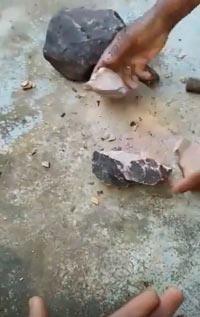<p>Sosyal medyada paylaşılan görüntülerde, kadın bulduğu taşları çekiçle parçalamaya çalışıyor.</p>