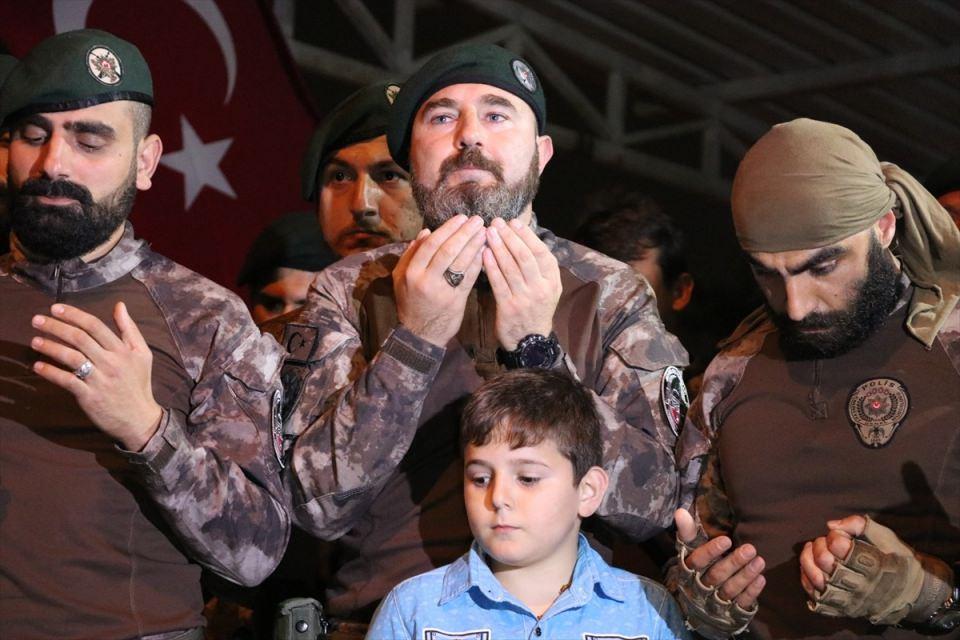 <p>Afrin'deki görevlerini başarıyla yerine getiren 22 Özel Harekat polisi, 68 gün sonra evlerine döndü.</p>
<p> </p>