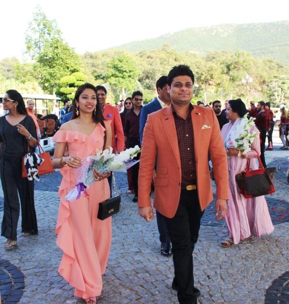 <p>Hindistan’ın önemli iş adamlarından gayrimenkul şirketi M3M Group'un başkanı ve Jr. Trump’un ortağı Basant Bansal‘ın oğlu Pıyush Bansal Bodrum’da dünya evine girecek. İş adamının ailesi ve yakınları Bodrum Havaalanına 3 uçak ve 15’e yakın özel jetle geldi.</p>

<p> </p>
