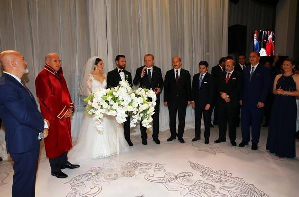 <p>Merakla beklenen düğün törenine Cumhurbaşkanı Recep Tayyip Erdoğan ve eşi Emine Erdoğan, İçişleri Bakanı Süleyman Soylu ve sanat camiasından ünlü isimler katıldı.</p>
