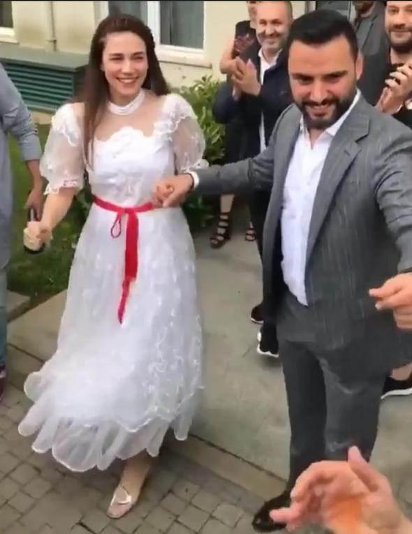 <p>Şarkıcı Alişan, 2016 yılında Cumhurbaşkanı Erdoğan'a evleneceği sözünü vermişti. </p>