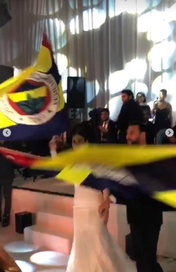 <p>Çift pastası kesilirken, ellerinde Fenerbahçe bayraklarıyla marş söyledi.</p>