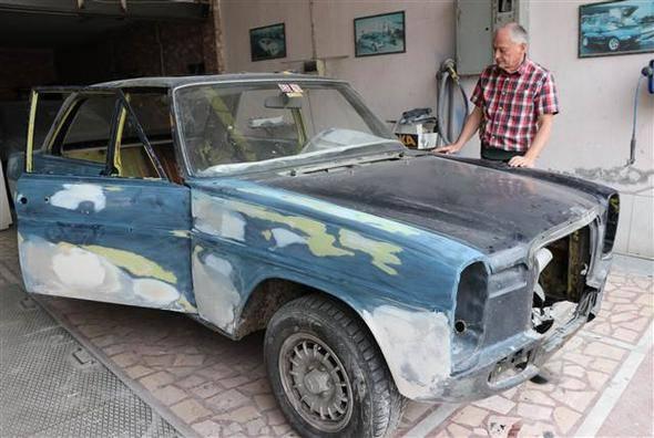 <p>Arkadaşı İsmail Kaluk'un, kısa bir süre önce ziyaret ettiği memleketi Zonguldak Devrek'te boyattığı aracı gören Wisseling, otomobilin rengine, boyamadaki işçiliğe hayran kaldı ve aracını Türkiye'de boyatmaya karar verdi.</p>
