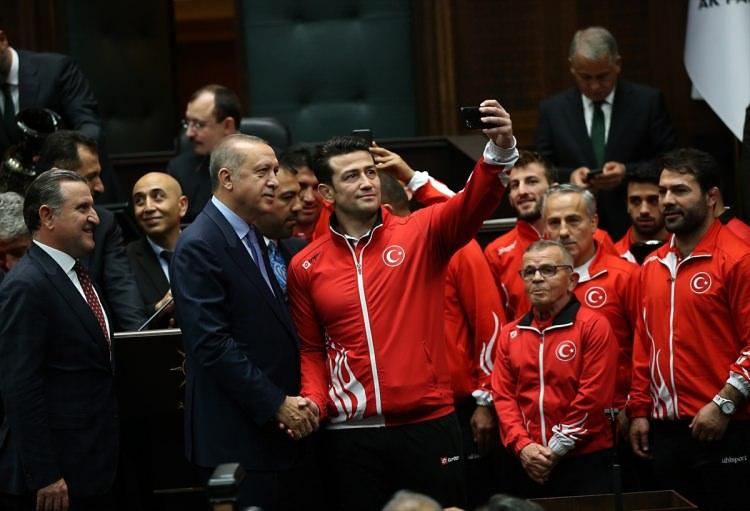 <p>Cumhurbaşkanı Recep Tayyip Erdoğan, Avrupa Güreş Şampiyonası'nda 5 altın ve 8 bronz olmak üzere toplamda 13 madalya kazanan sporcuları kabul etti.</p>
