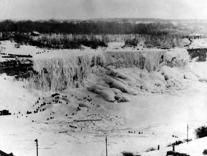 <p>1911 yılında donan Niagara Şelalsi'nde yürüyen insanları fotoğrafta görebilirsiniz.</p>

<p> </p>
