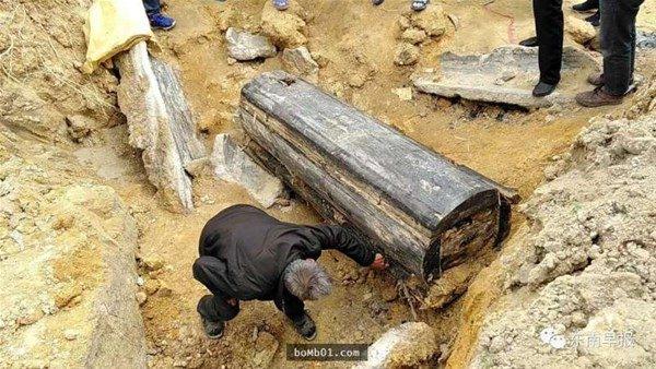<p>Çin'de yol çalışması sırasında buldukları tabutu açan yetkililer şok oldu. </p>
