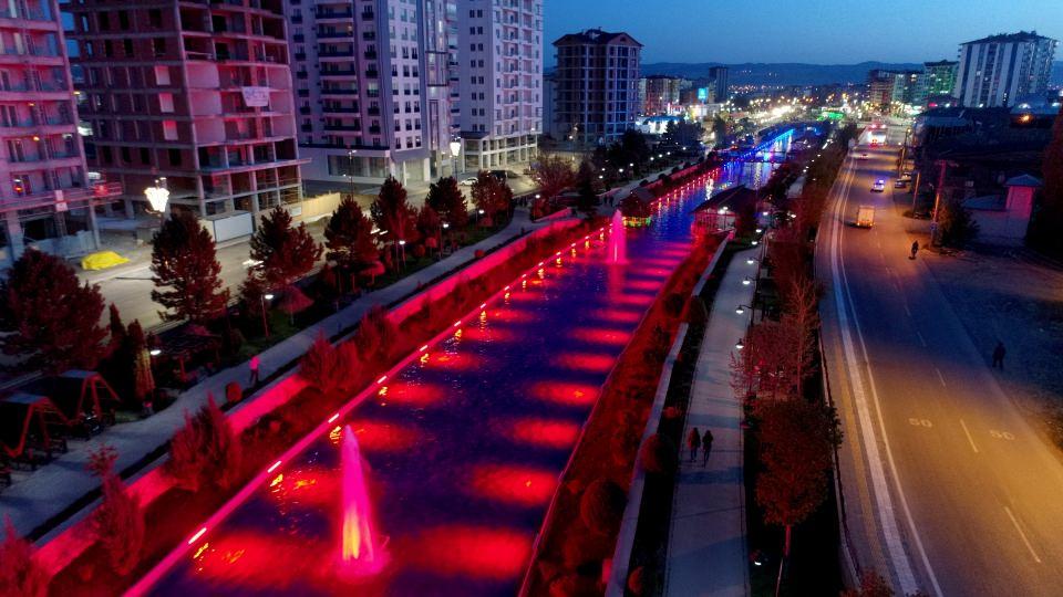 <p>Bir dönem içerisinde kayıklar yüzdürüldü </p>
<p>Proje kapsamında ırmağa Venedik modeli uyguladıklarını, derenin derinliğini 130 santimetre olarak yaptıklarını, kayık yüzdürdüklerini ancak kendilerinden sonraki dönemde buraya beton doldurularak derinliğin 65 santimetreye düşürüldüğünü anlatan Aydın, "Yine kayık koyabiliriz ama 130 santimetre olarak kalmış olsaydı tabii ki kayıklar da rahat bir şekilde yüzebilirdi.</p>