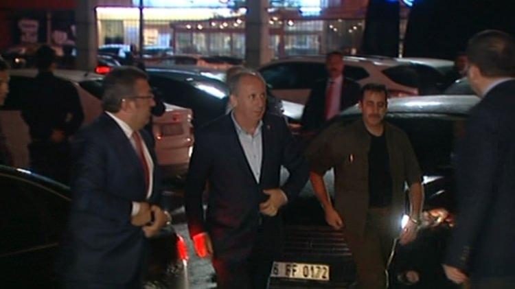 <p>Cumhurbaşkanı ve AK Parti Genel Başkanı Recep Tayyip Erdoğan, AK Parti Genel Merkezi'nde CHP'nin cumhurbaşkanı adayı Muharrem İnce'yi kabul etti.</p>
