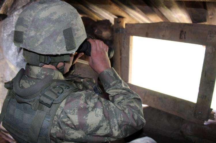 <p>Hakkari’nin Çukurca ilçesinin Irak sınırındaki 2172 rakımlı Dağbaşı Tepe Üs Bölgesinde bölücü terör örgütüne karşı sınır güvenliğini sağlayan kahraman Mehmetçik, adeta kuş uçurtmuyor. </p>
<p> </p>