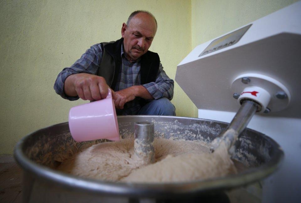 <p>Ayılara ekmek pişirilmesi için özel hazırlanan odun fırınını yakan çift, beraber yoğurdukları simit hamurunu, sinilere doldurarak odun fırınına yerleştiriyor. İçine kuru meyve de konulan besleyici değeri yüksek ekmekler daha sonra ayılara veriliyor.</p>
<p> </p>