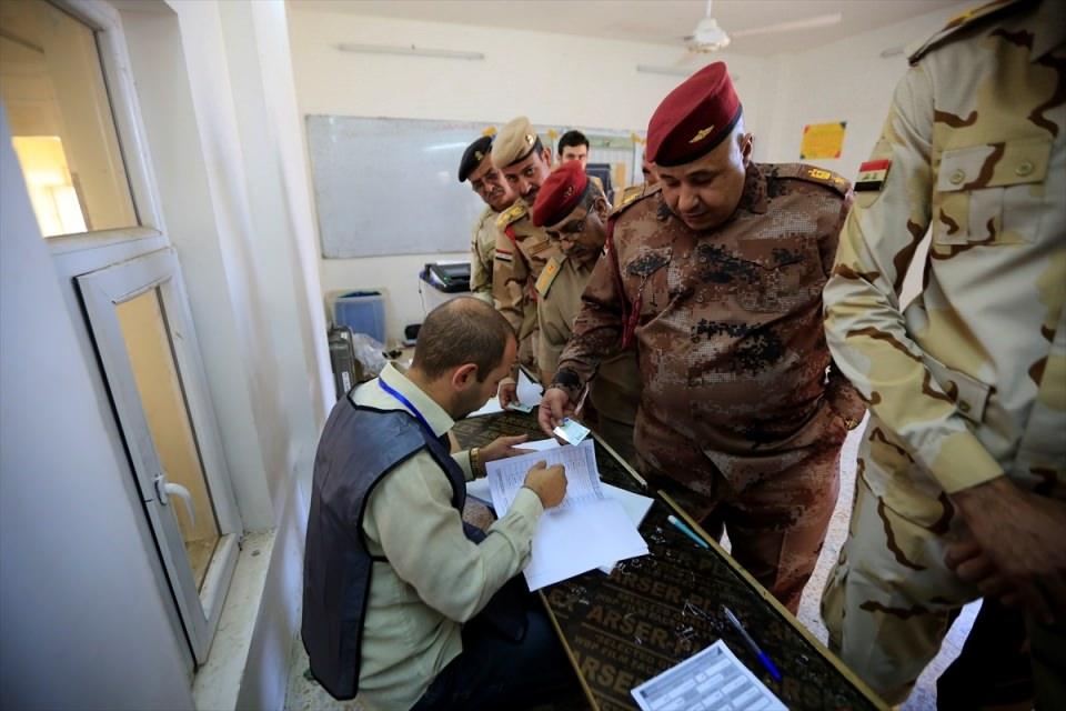 <p>IKBY'nin Erbil, Süleymaniye ve Duhok kentindeki Peşmerge ve asayiş güçleri, 99 seçim merkezinde oy kullanmak için sabahın erken saatlerinde uzun kuyruklar oluşturmaya başladı.</p>

<p> </p>
