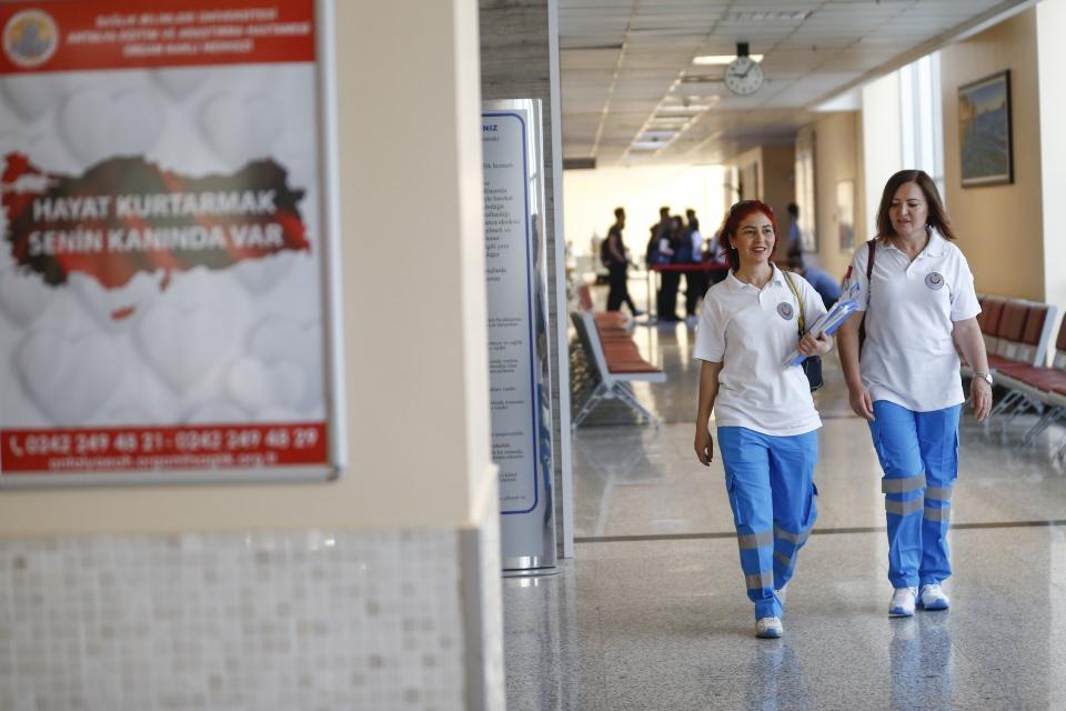 <p>Adana'da dünyaya gelen ve avukat olmayı hayal eden 40 yaşındaki Yıldız, mahallede arkadaşlarıyla oynarken bir köpeğin ısırması sonucu yaralandı. Kaldırıldığı hastanede acıdan ağladığı için görevli hemşirenin kendisine bağırmasından etkilenen Fatma Yıldız, insanlara güler yüzlü davranmak, tedavilerine yardımcı olmak için hemşire olmaya karar verdi.</p>
<p> </p>