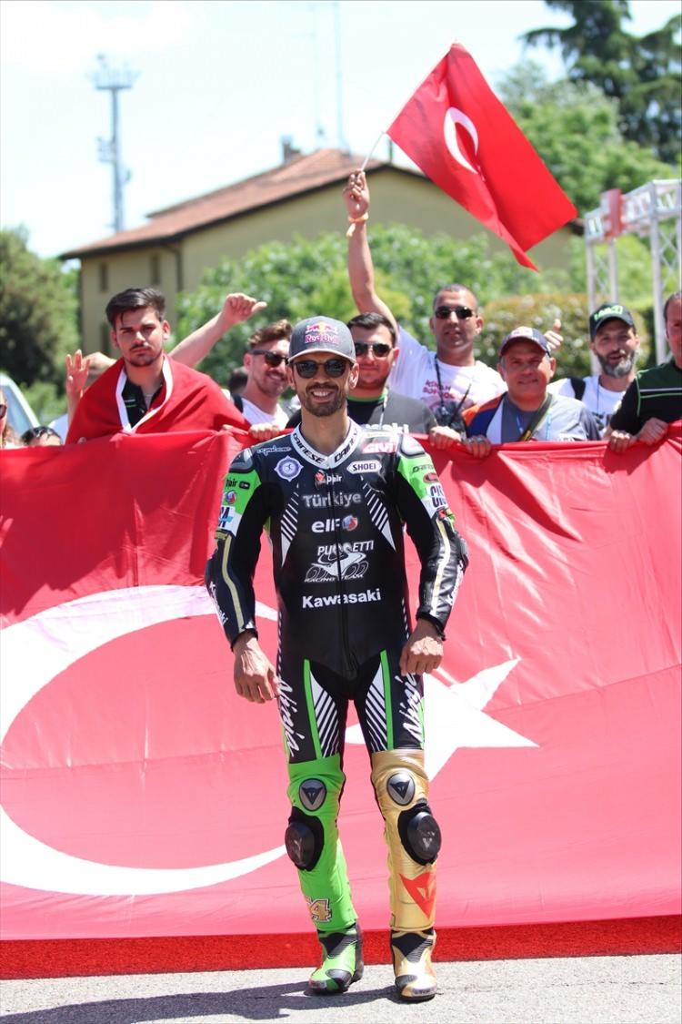 <p>İtalya'daki Imola Pisti'nde dün basın toplantısıyla aktif sporculuk yaşamını sonlandıran milli motosikletçi Kenan Sofuoğlu, bugün yarış öncesi pistteki 3. çizgideki yerini aldı. Sofuoğlu, daha sonra start almadan padoka geri döndü.</p>
