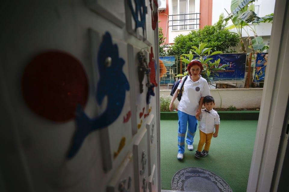 <p>Antalya'da, pratikliği ile çevresinde "atom karınca" olarak tanınan, güler yüzüyle de sempati toplayan 21 yıllık hemşire Fatma Yıldız, ev ev dolaşıp bakımını yaptığı yatalak, engelli ve yaşlı hastaların adeta "beyaz meleği" oldu. </p>