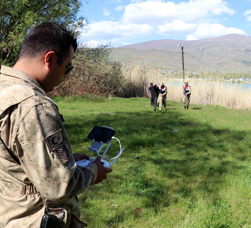 <p>Özellikle sazlık alanlarda kaçak avlananlar olduğunu belirleyen ekipler, Bendimahi Çayı'nın Van Gölü'ne döküldüğü yerde drone kullanarak şüphelileri suçüstü yakalıyor.</p>