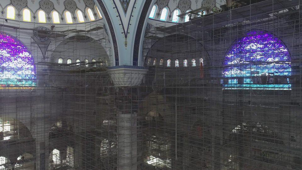 <p>6 Ağustos 2013'te temelleri atılan Çamlıca Camii inşaatında sona gelindi. Caminin dev kubbesinin iç süslemeleri için kurulan iskelelerin bir bölümü söküldü. İskelelerin bazılarının kaldırılmasıyla tamamı el işçiliği süslemeler de ortaya çıktı.</p>
