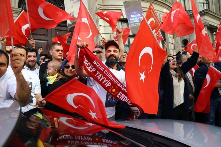 <p>Cumhurbaşkanı Recep Tayyip Erdoğan, İngiltere'nin başkenti Londra'da konaklayacağı otele gelişinde Türk vatandaşları tarafından sevgi gösterileriyle karşılandı.</p>
