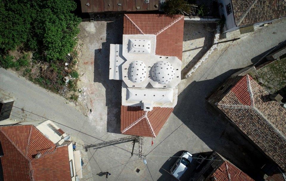 <p><strong>Kaşdemir, ecdattan kalan tarihi mirası ayağa kaldırmayı görev edindiklerini anlatarak, şöyle konuştu:</strong></p>
<p>"Bu görevlerden biri de Büyük Anafarta köyündeki tarihi hamamın restorasyonu. Bu hamam, baktığımızda tarihte önemli bir işlev görmüş. Savaş koşullarında askerimize büyük hizmet vermiş, hatta Gazi Mustafa Kemal Atatürk'ün de bu hamamı kullandığı söyleniyor. Hal böyle olunca, burayı ayağa kaldırmaya karar verdik. Alan Başkanlığı olarak çalışmalarımızı yaptık. Restorasyon süreci tamamlanmak üzere. Kısa sürede ziyaretçilerin hizmetine sunulacak."</p>