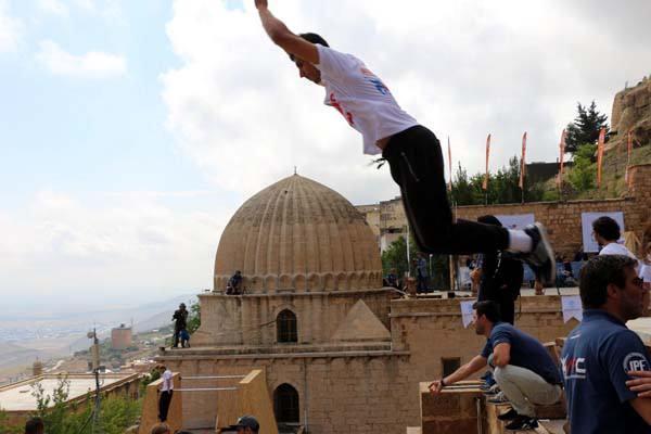 <p>Serbest Koşu ve Parkur Dünya Kupasının Mardin ayağı, Türkiye Cimnastik Federasyonu himayesinde, Mardin Valiliği ve Büyükşehir Belediyesi'nin katkılarıyla, dünyanın çeşitli ülkelerinden 40'ın üzerinde sporcunun katılımıyla başladı. Yarışmaya, 800 yıllık Zinciriye Medresesi ve tarihi çarşılar ev sahipliği yaptı.</p>

<p> </p>
