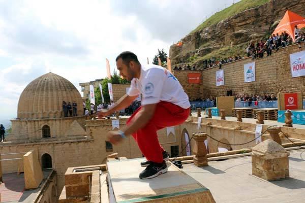 <p>Mardin İl Kültür ve Turizm Müdürü Alaaddin Aydın, yaptığı açıklamada, hükümetin ve devletin huzur ve istikrar ortamını sağlamasıyla Mardin'in turizmde önemli bir ivme yakaladığını kaydetti. Kentin uluslararası birçok programa ev sahipliği yaptığını vurgulayan Aydın, "Serbest Koşu ve Parkur Dünya Kupası Mardin ayağında birçok ülkeden dünya birincileri Mardin'e gelip yarışıyorlar.</p>
