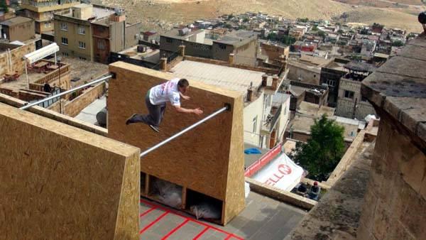 <p><strong>1 MİLYAR KİŞİ İZLEYECEK</strong></p>
<p>Organizasyon şirketinin Başkanı Selim Kemahlı da 40'tan fazla ülkeden sporcuların yarışmaya katıldığını ve renkli görüntülerin ortaya çıktığını belirtti. Kemahlı, "Meksika, Kanada, İran, Mısır, Libya, Rusya, ABD ve Türkiye ile Avrupa ülkelerinden sporcular yarışma için Mardine geldi. Toplamda 40 sporcu kaydını yaptık. Bugün sporcular hız etabına geçecekler. </p>