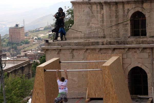 <p> Pazar günü de şampiyona finalleri yapılacak. Başta Turizm ve Kültür Bakanlığı, GAP İdaresi, Mardin Valiliği ve il Kültür Turizm Müdürlüğü'ne teşekkür ediyorum. Dünya Parkur Şampiyonası, yapılacak canlı yayınlarla 50 milyon insan tarafından, internet üzerinden ise 1 milyar insan tarafından izlenecek" diye konuştu.</p>