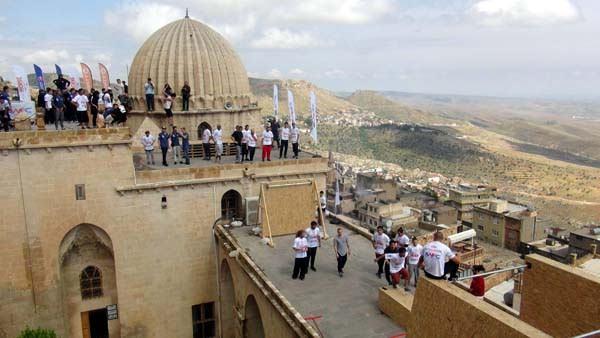 <p>Akrobatik gösterileriyle dünya çapında büyük ilgi gören Serbest Koşu ve Parkur'un dünya çapındaki sporcuları, Mardin ayağında nefes kesen performanslarını sergiledi. Şampiyonada Erik Mukhametshin, Erick Daer Sanchez, Joey Adrian, Tavon Markquan, Tyrone McVey, Dom Di Tomasso, Bart Van Der Linden, Kirill Kolesnikov ve Shawn Bautista gibi güçlü sporcular da yer alıyor.</p>
<p> </p>
