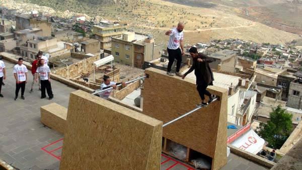 <p>Dünya Serbest Koşu Parkur Federasyonu (WFPF) tarafından 2018 yılında ABD, İngiltere, Almanya, Meksika, Brezilya, Fas ve Türkiyede düzenlenen Serbest Koşu Parkur Dünya Kupasının yapım ortaklığını, dünya çapında büyük spor organizasyonlarının yapımcılığını üstlenen Case Productions gerçekleştiriyor. 800 yıllık Zinciriye Medresesi ve tarihi çarşılarda yapılan yarışma yarın sona erecek.</p>

<p> </p>
