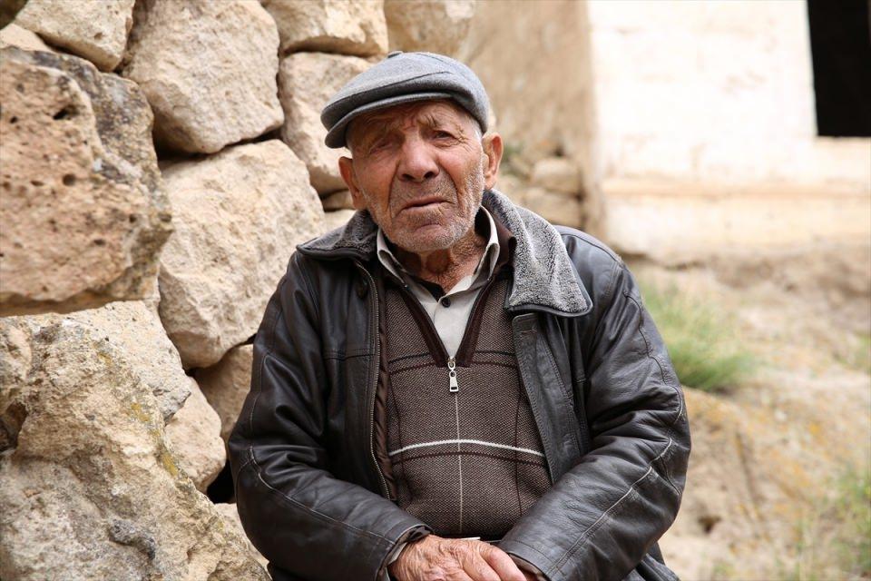 <p>Varol, "Eskiden annem, babam ve kardeşim köyde birlikte yaşardık. Kardeşim yıllar önce iş için gitti, annem de vefat edince babamla baş başa kaldık. Köylüler gidince yalnız kaldık ama bırakıp gidemiyoruz, çok seviyoruz, havası suyu çok iyi." diye konuştu.</p>

<p> </p>
