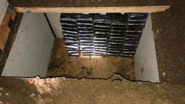 <p>Güney Kaliforniya'da polis ekipleri uyuşturucu satıcılarının evlerinin bahçelerinde yaklaşık 8 milyon dolarlık uyuşturucu ele geçirildi. </p>