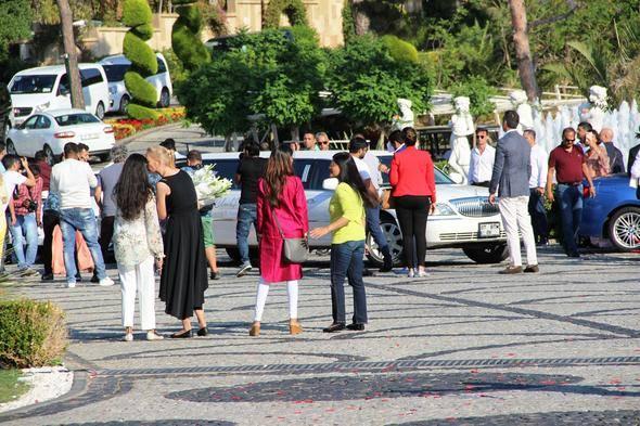 <p>Yakınları ve ailesinin konaklaması için Bodrum’un en büyük 2 Deluxe otelini kapatan Kansal’ın 4 gün sürecek olan düğün için yaklaşık 5 milyon dolar harcadığı öğrenildi.</p>

<p> </p>
