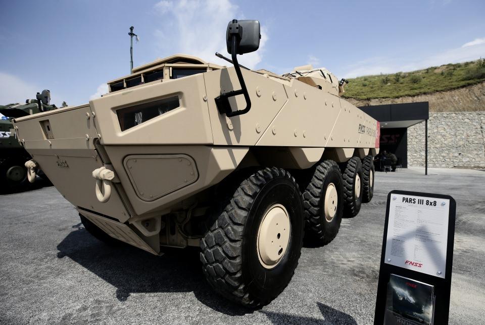 <p>Türk savunma sanayisinin zırhlı kara aracı üreticilerinden FNSS, Türkiye'nin ev sahipliğinde, Ege Ordusu Komutanlığının sevk ve idaresinde, dost ve müttefik ülke unsurlarının da katılımıyla gerçekleştirilen Efes 2018 Birleşik Müşterek Fiili Atışlı Tatbikatı'nda Umman Kara Kuvvetleri için üretilen PARS III 8x8 ile Malezya Kara Kuvvetlerinin envanterine giren AV8 8x8 taktik tekerlekli zırhlı araçlarını sergiledi.</p>
<p> </p>