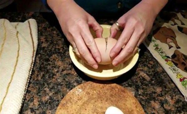 <p>Herkes devasa yumurtanın içinden bir yavru çıkmasını bekliyordu. Ancak öyle olmadı...Yumartanın sahibi yumurtayı kırdığında içinden normal boyutlarda bir yumurta daha çıktı. Üstelik kusursuz bir şekle ve kıvama sahipti. </p>

<p> </p>
