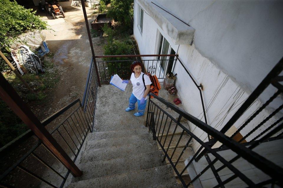 <p>Dağ Mahallesi'ndeki bir yatalak hastanın oğlu Ali Öztürk de çiftçilik ve hayvancılıkla uğraştığı için annelerini sık sık hastaneye götürmelerinin zor olduğunu, evde sağlık hizmetiyle işlerinin kolaylaştığını ifade etti.</p>
<p> </p>