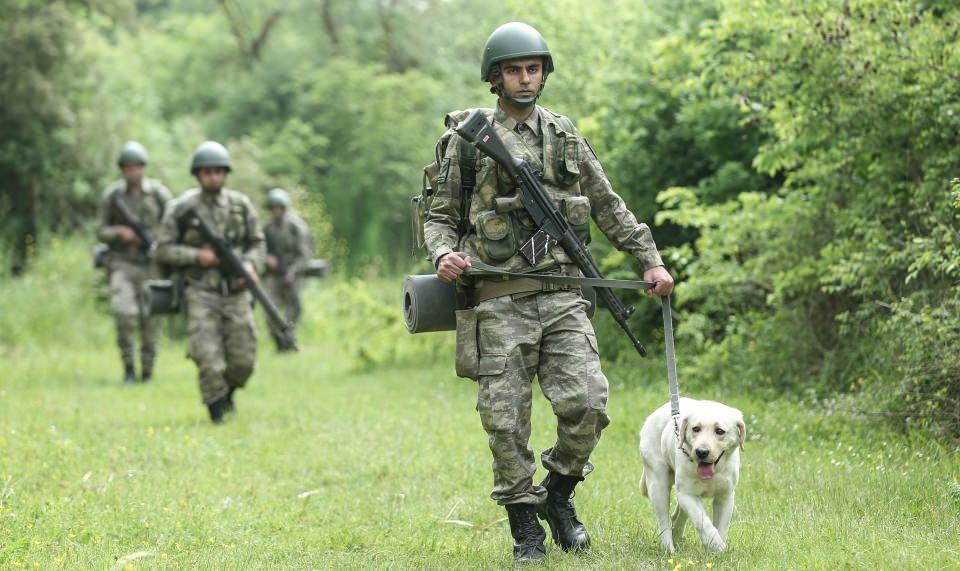 <p><strong>"Dedektörün tespit edemediği patlayıcıları buluyorlar"</strong></p>
<p> </p>
<p>İzgi, mayın arama köpeklerinin, sadece askeri patlayıcıları değil, bunun yanında patlayıcı madde olmayan ancak kimyasal özelliklerinden dolayı patlayıcı maddeye çevrilebilen "amonyum nitrat" gibi terörist unsurlarca aktif kullanılan maddeleri de tespit ettiğine dikkati çekti.</p>