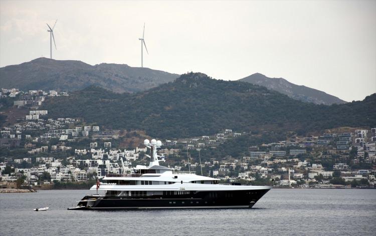 <p>Muğla'nın Bodrum ilçesi açıklarına yan yana demirleyen iki mega yat, vatandaşlardan ilgi gördü. </p>

<p> </p>
