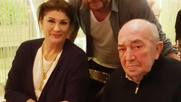<p> Türk Sinemasının iki devi yapımcı Türker İnanoğlu ve oyuncu eşi Gülşen Bubikoğlu, uzun aradan sonra birlikte görüntülendi. </p>
