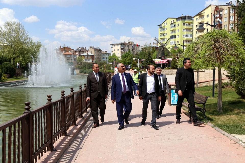 <p>Sivas Belediye Başkanı Sami Aydın, AA muhabirine yaptığı açıklamada, Dünya Su Örgütü'nden ödül alan Aksu Projesi'nin sanayiler arasında yer alan Mısmılırmak Deresi'nde uygulandığını söyledi.</p>

<p> </p>
