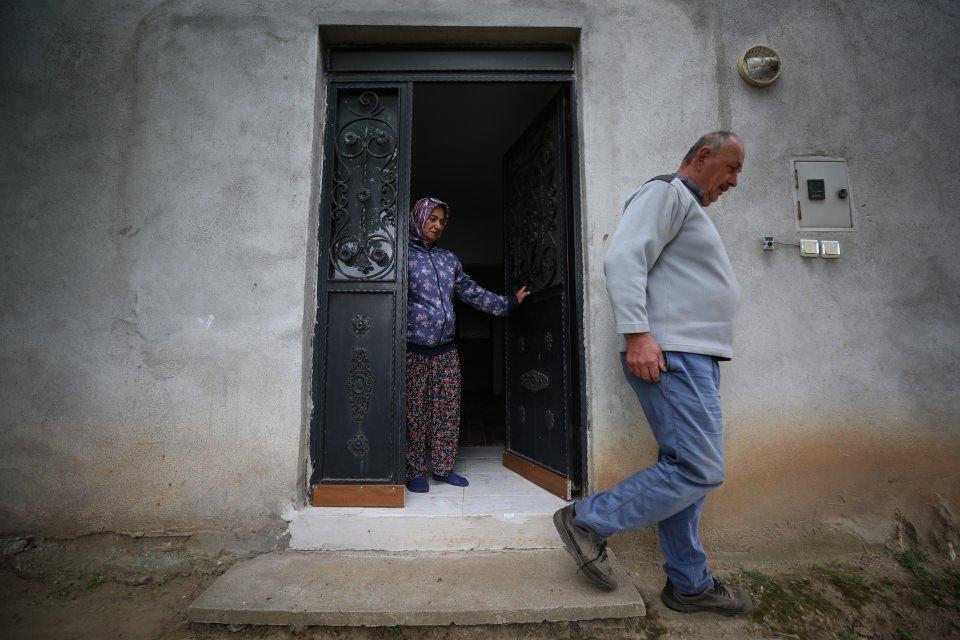 <p>Bursa'nın Karacabey ilçesindeki Ovakorusu Celal Acar Yaban Hayvanları Kurtarma ve Rehabilitasyon Merkezi bünyesinde bulunan ayı barınağında 15 yıldır bakıcı olarak çalışan 53 yaşındaki İbrahim İbil, ayıların her birine şefkatle yaklaşıyor, beslenmelerine büyük özen gösteriyor.</p>