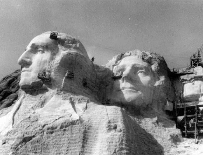 <p>Rushmore Dağı Anıtı yapımından bir kare (1934-1939)</p>

<p> </p>
