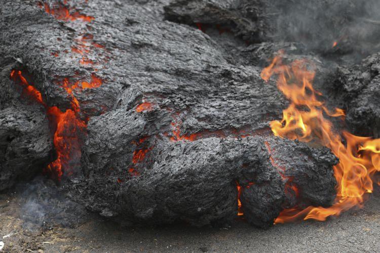 <p>Hawaii’de Kilauea Yanardağı'nın püskürttüğü lavlar nedeniyle 31 evin yok olduğu belirtildi. Yanardağ lavlarının yerden yaklaşık 61 metre havaya püskürdüğü belirtildi.</p>
