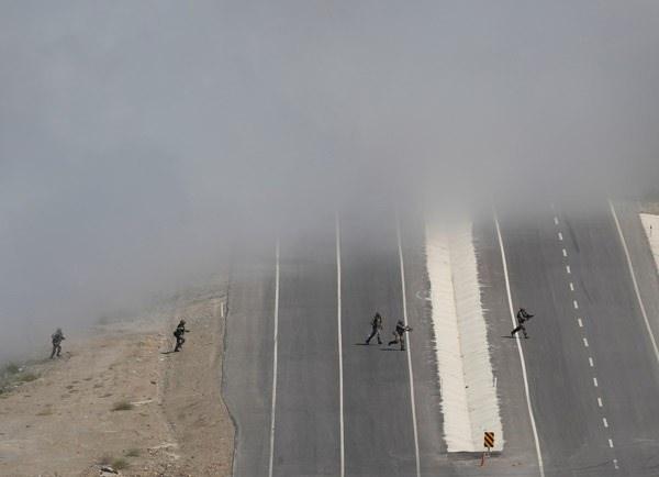 <p>Buna göre; BM Güvenlik Konseyi tarafından alınan karar çerçevesinde Türkiye'nin öncülüğündeki koalisyon güçleri işgale son vermek içi ortak harekât düzenledi.</p>
<p> </p>