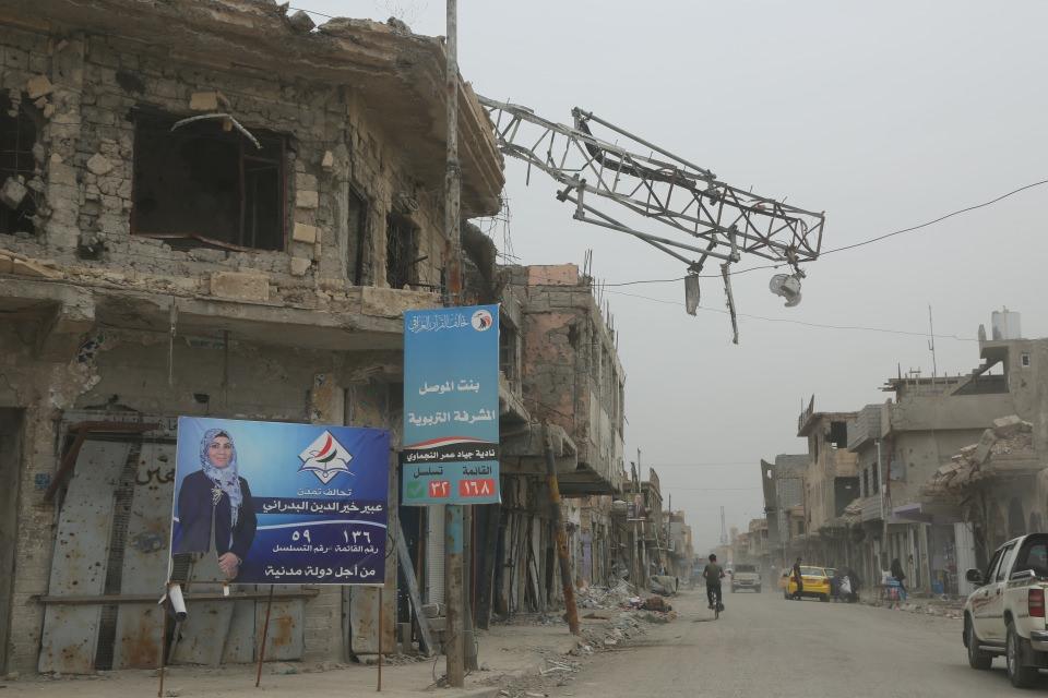 <p>&nbsp;DEAŞ ile girilen şiddetli &ccedil;atışmalar, koalisyon g&uuml;&ccedil;lerine ait savaş u&ccedil;aklarının hava saldırıları ve ter&ouml;ristlerin bombalı eylemleri nedeniyle kentin &ouml;zellikle "Eski Musul" b&ouml;lgesinde meydana gelen b&uuml;y&uuml;k yıkımın izleri h&acirc;l&acirc; b&uuml;y&uuml;k &ouml;l&ccedil;&uuml;de yerinde duruyor. Musul'un sokak ve caddeleri de aday posterleri ve se&ccedil;im afişleriyle doldu.</p>
