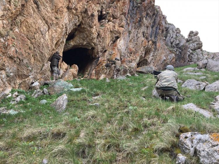 <p>Van'ın Çaldıran ilçesinde, terör örgütü PKK'ya yönelik sürdürülen operasyonlarda, 4 sığınak ile barınak tespit edilerek, imha edildi.</p>

<p> </p>
