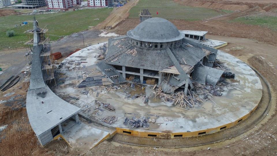 <p>Aydın, Sivas'ın sert kış koşullarının yaşandığı bir şehir olduğuna dikkati çekerek, insanlar camiden çıkmadan cenaze namazlarına katılabilecekleri şekilde planlama yaptıklarını aktardı.</p>

<p> </p>
