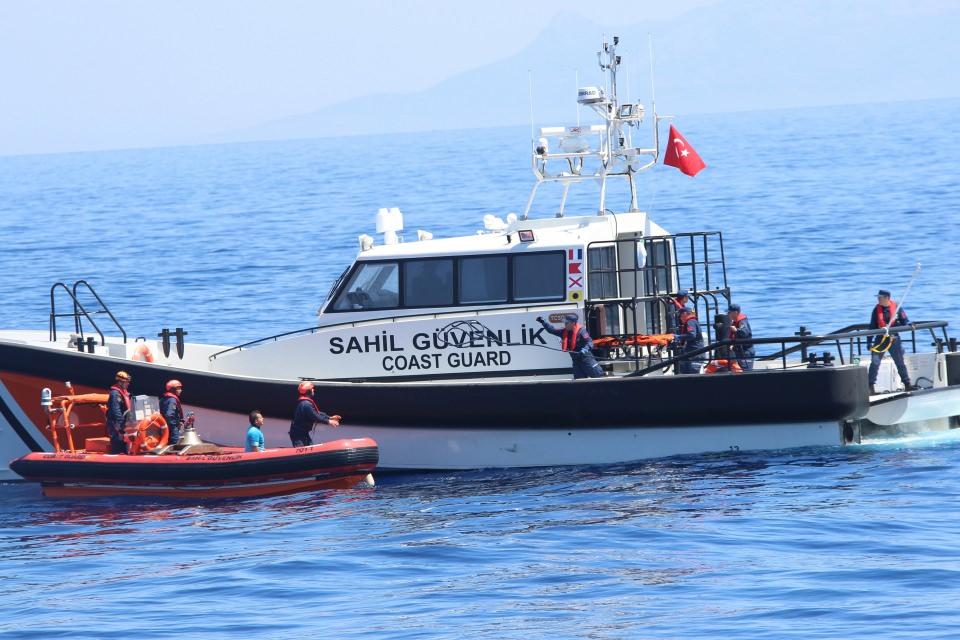 <p>Öte yandan, Sahil Güvenlik Komutanlığı envanterine yeni giren arama kurtarma botları tarafından da vasıta içerisinde bulunan kazazedeler ile panik yaparak denize düşen kazazedeler eş zamanlı olarak kurtarıldı. Senaryo gereği yolcu gemisinde çıkan yangına TCSG Dost ve KKTCSG-02 tarafından su topları kullanılarak müdahale edildi. Ardından TCSG Dost tarafından yolcu motoru emniyetli bir limana götürülmek amacıyla yedeklendi. </p>
