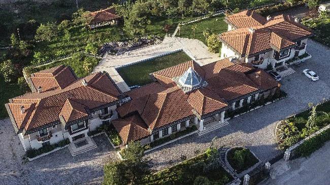 <p>Mahkeme, soruşturmaya konu Mudanya ilçesindeki malikaneye, üçüncü kişilere satılması ve devrinin önlenmesi amacıyla tedbiren el konulmasını kararlaştırmıştı.</p>
<p><br />
Uludağ manzaralı, yaklaşık 17 dönüm arazide kurulu ve 3 bin metrekare kapalı alana sahip malikanenin içerisinde yarı olimpik yüzme havuzu ve spor sahaları da bulunuyor.</p>